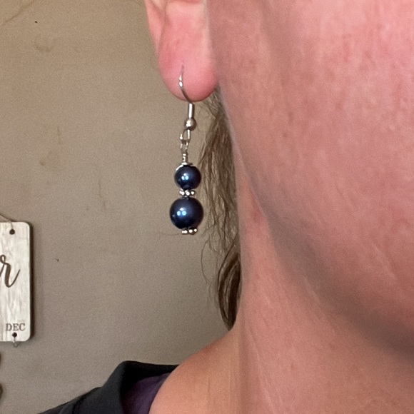 22033 ⭐️Faux Pearl Blue Earrings⭐️ - Picture 3 of 4